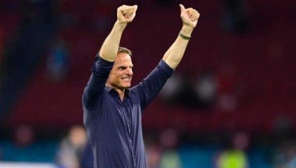 篮球比赛-德波尔：对德佩充满信心 阿拉巴：被判点球很受伤