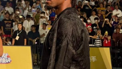 篮球比赛-接地气！伦纳德身穿唐装出席村BA活动，秀粤语燃爆全场